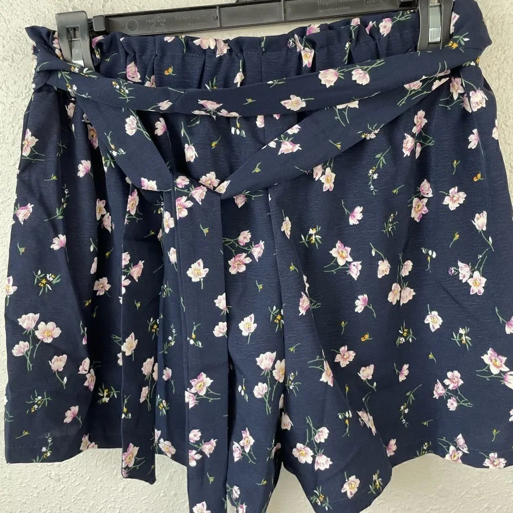 Romwe Navy Blue Floral Shorts Size L EUC